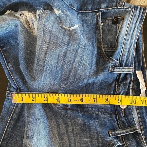 KanCan Jeans Size 13 / 30 Boyfriend Cut  Med Blue Distressed Relaxed Fit Denim - Picture 6 of 8